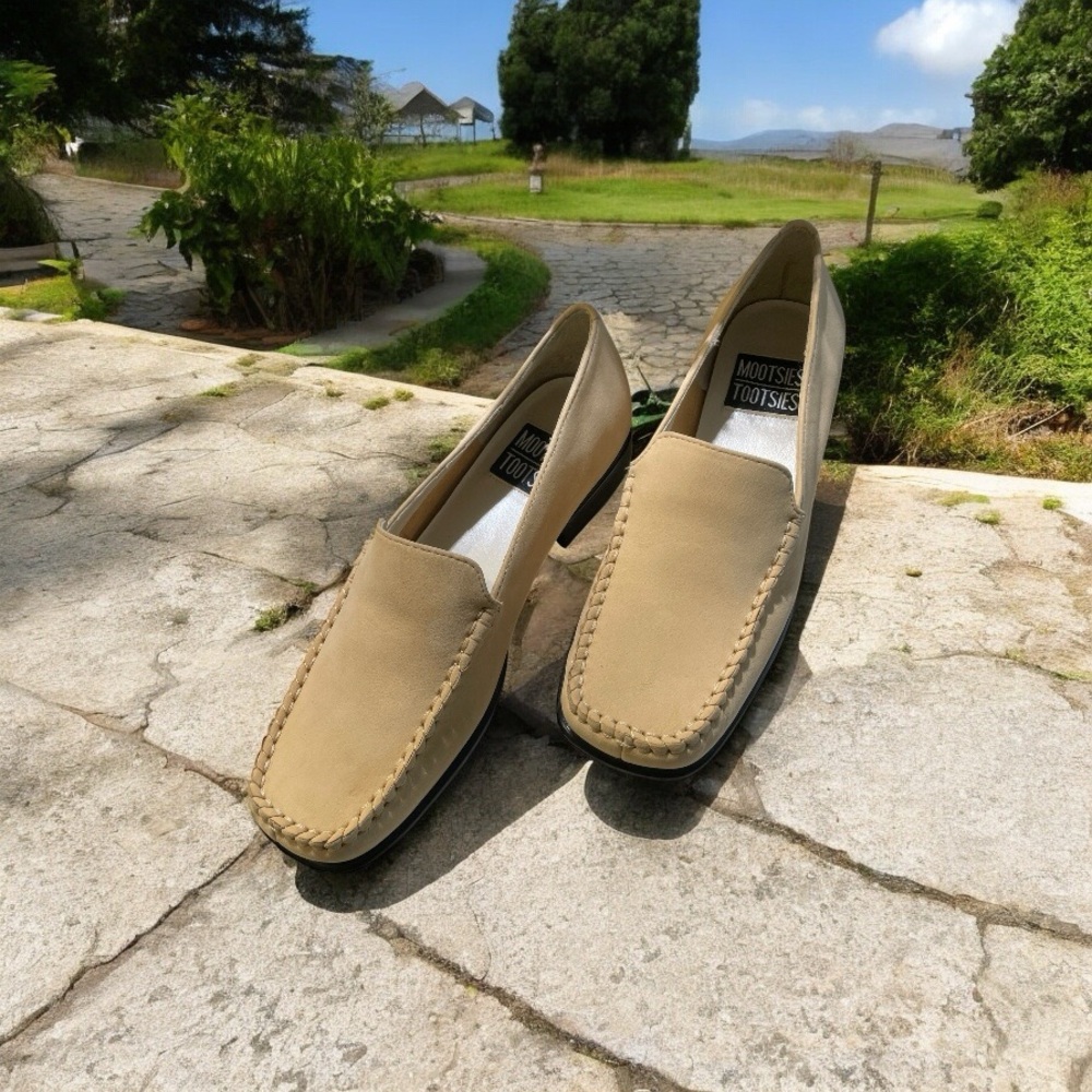 Mootsies Tootsies Buff Beige Suede Loafers
NWOB   size 6.5N